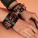 Кожаные наручники с добавлением леопардового принта