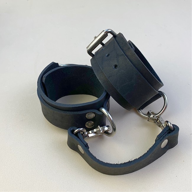 Кожаные наручники KingStuff